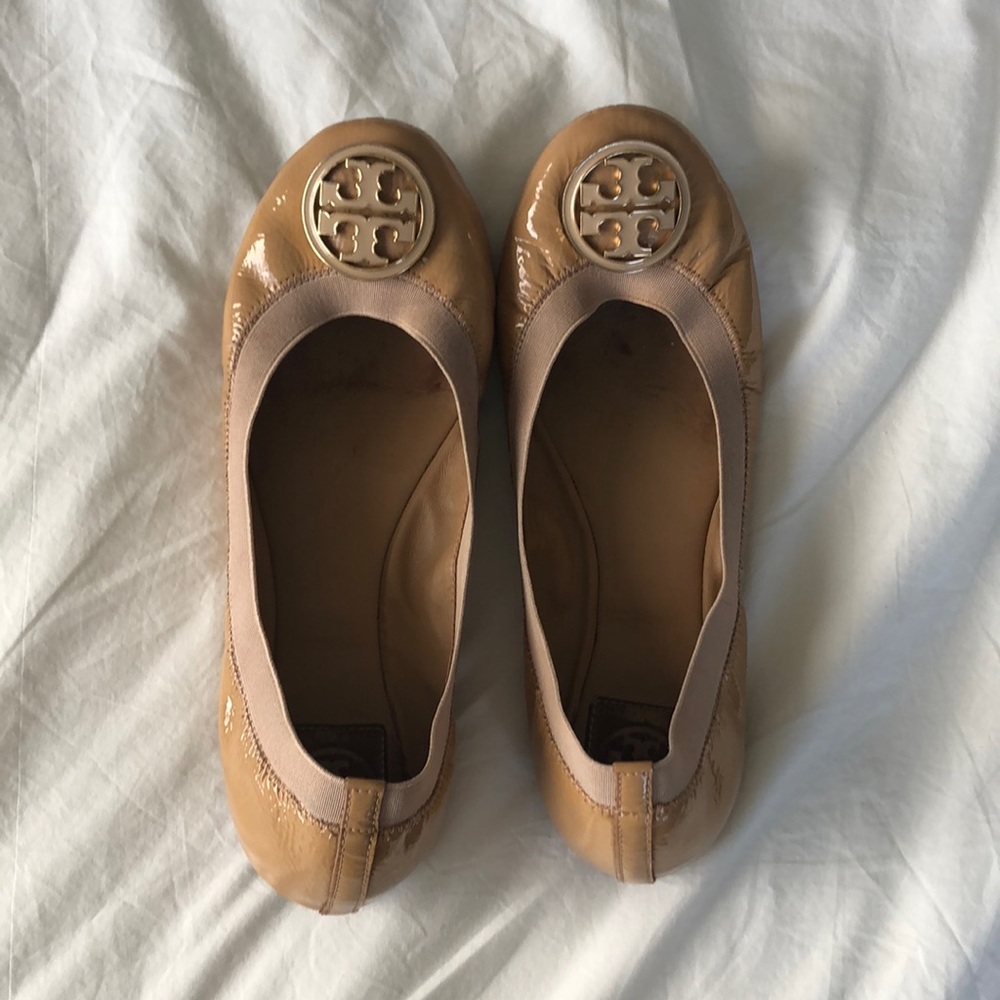 Size 9.5 neutrals patent leather Caroline Tory Burch flat